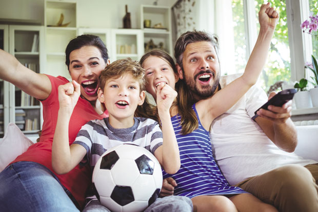 Они прате игру, а  оне фудбалере!